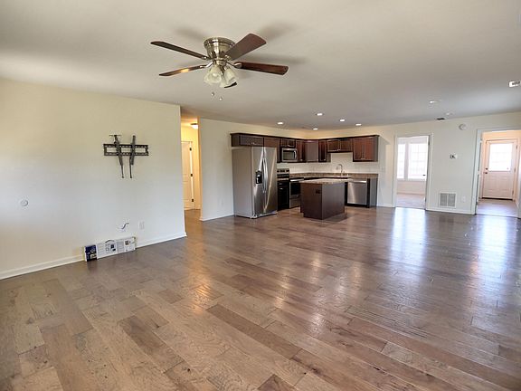 3rd image of 377 Oxford Cir