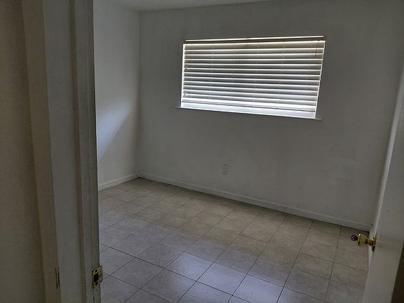 3rd image of 1481 N Riverside Ave