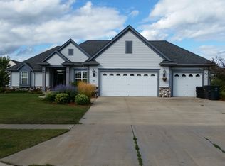 650 Stoecker Farm Ave, Mukwonago, WI 53149