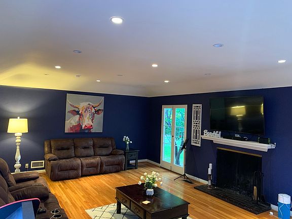 3rd image of 290 W Orange Grove Ave
