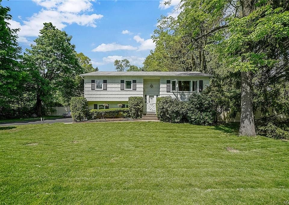 1st image of 7 Gerlach Dr