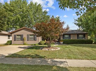 569 Northampton Cir, Elk Grove Village, IL 60007