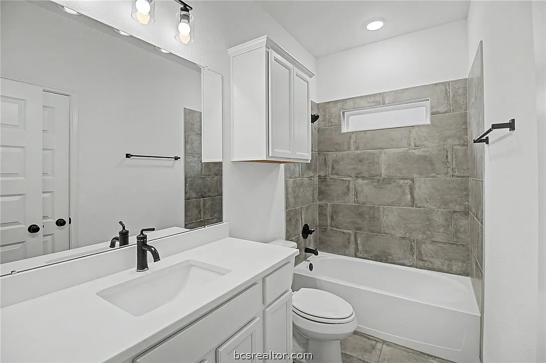 3 bed, 1609 sqft, $2,400 — Photo 3