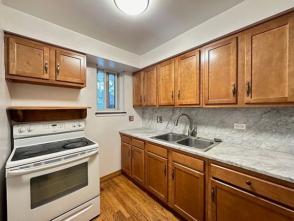 4th image of 3825 N Pine Grove Ave #601