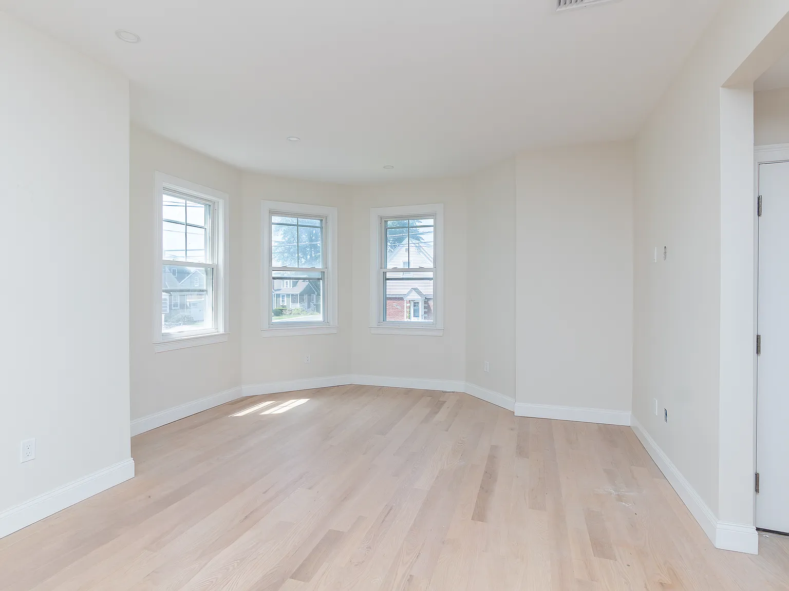 3 bed, 1053 sqft, $3,400 — Photo 3