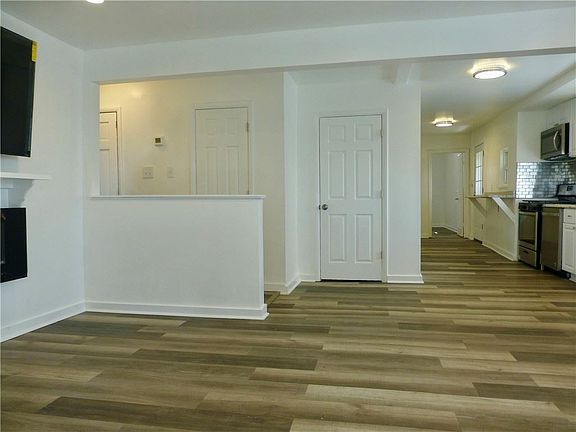 4th image of 136 Greenfield Ave