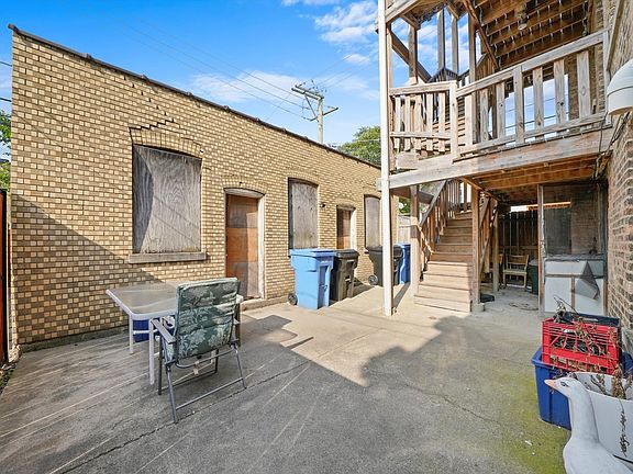 3rd image of 3414 W Medill Ave