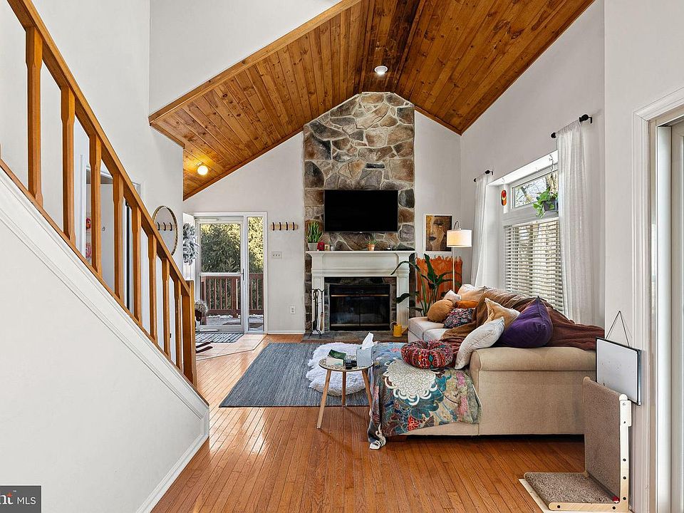 1st image of 415 Brown Briar Cir