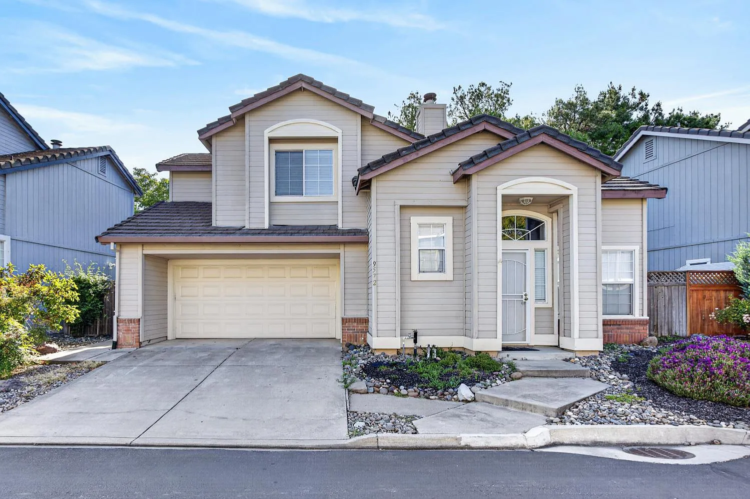 3 bed, 2.5 bath, 1351 sqft, $2,400 — Photo 1
