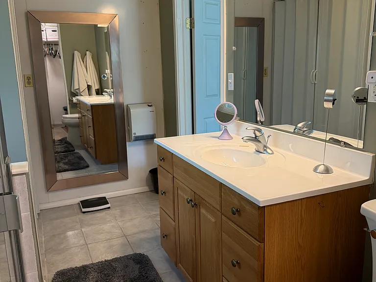 3rd bathroom & walk in closet