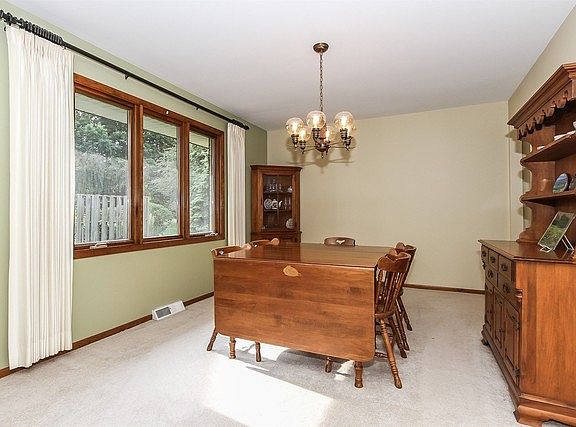 5th image of 835 Claremont Dr
