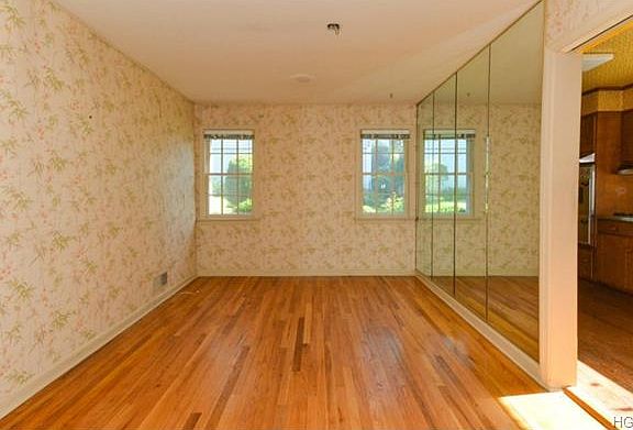 3rd image of 95 Travers Ave