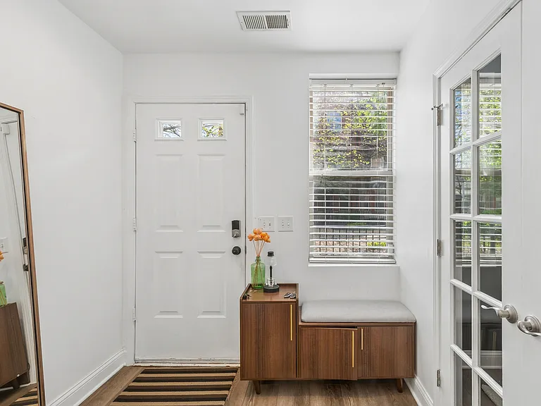 2504 S Calumet Ave — Photo 2
