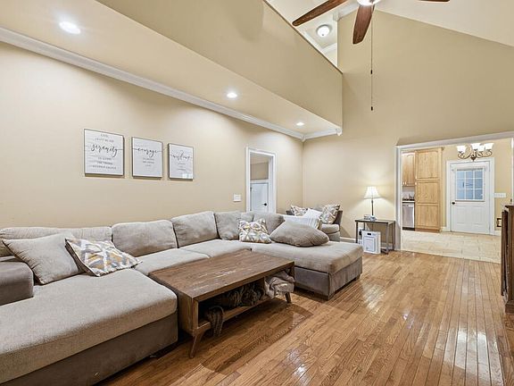 5th image of 330 Golf View Dr