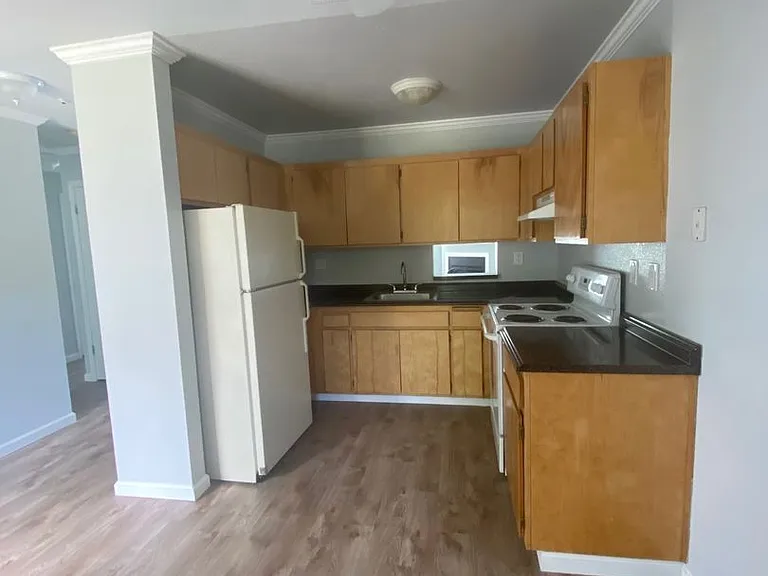 Pioneer Apartments — Photo 6