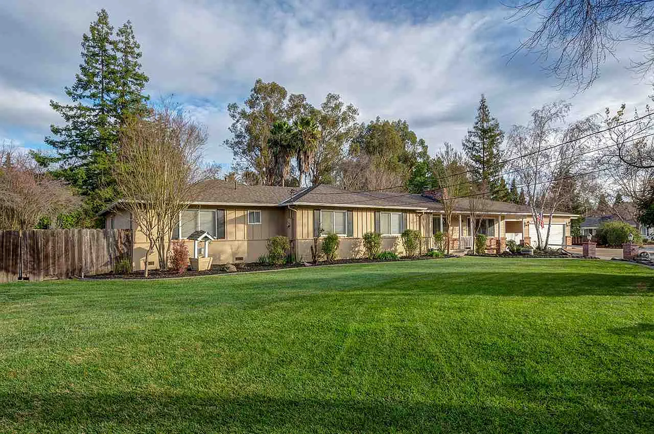 8 Donna Ln photo 1