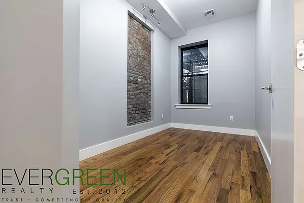 Rented by Evergreen Apartments BK | media 39