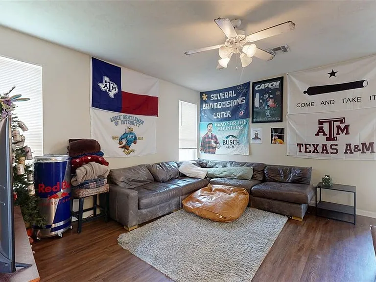 2933 McLaren Dr — Photo 2