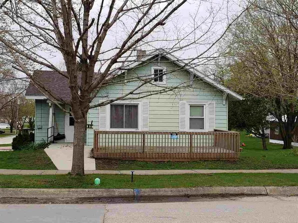 207 Park Ave, Strawberry Point, IA 52076