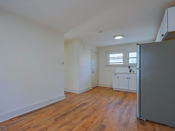 5th image of 15 Hilltop Pl Floor 2
