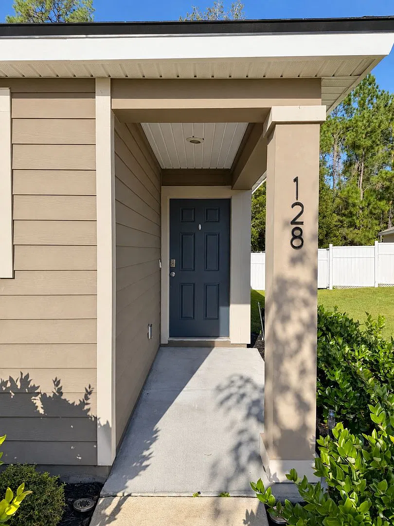 Meow & woof friends! Fenced in yard, updated finishes ! — Photo 4