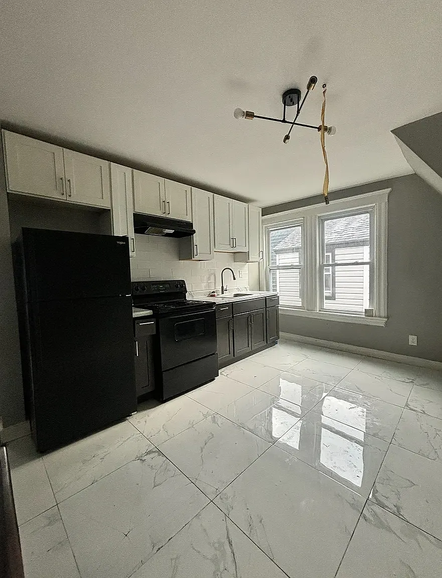 2 bed, 800 sqft, $1,749 — Photo 1