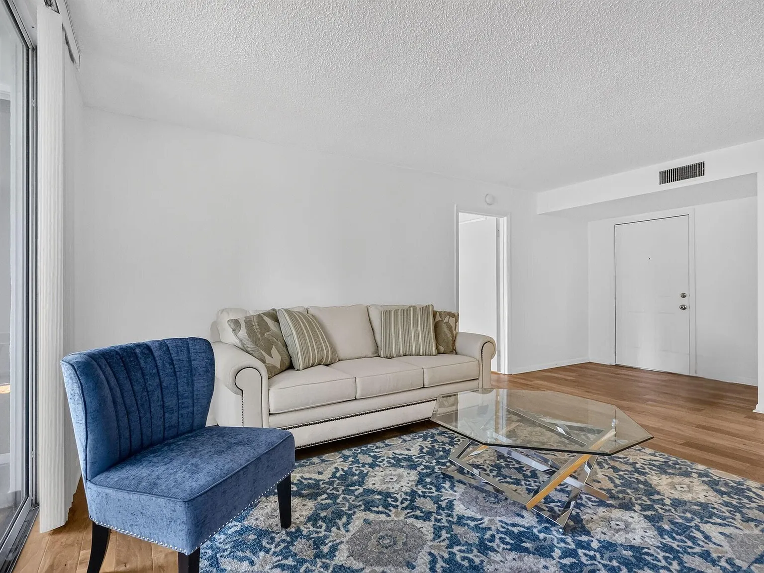 2 bed, 2.0 bath, 1120 sqft, $2,300 — Photo 4