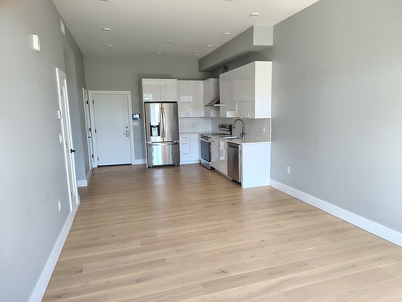 2nd image of 60 Cross St E APT 211