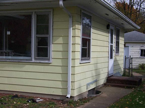 2nd image of 3039 Latham St
