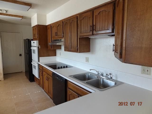 Double oven, cooktop, dishwasher and garbage disposal