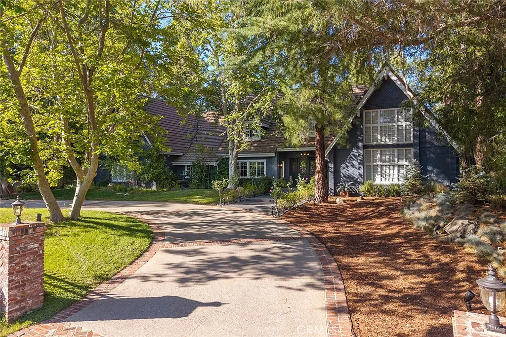 6 bed, 7281 sqft, $28,000 — Photo 2