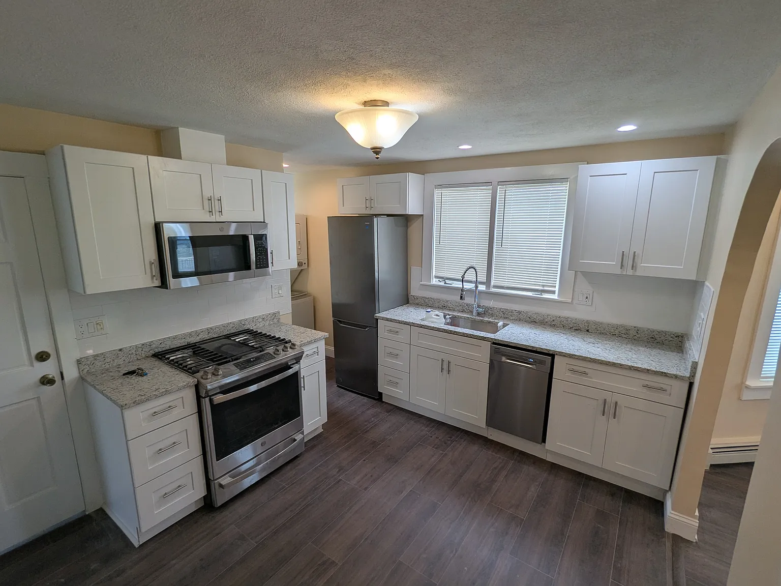 3 bed, 1040 sqft, $3,000 — Photo 1