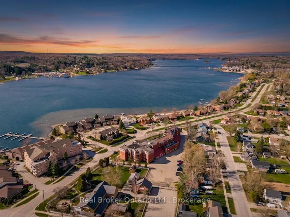 11 Beck Blvd #402, Penetanguishene, ON L9M 2G1