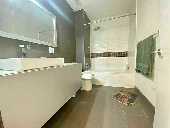 2nd image of 176 Scholes St #1K
