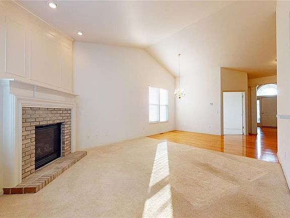 4th image of 295 Lexington Cir