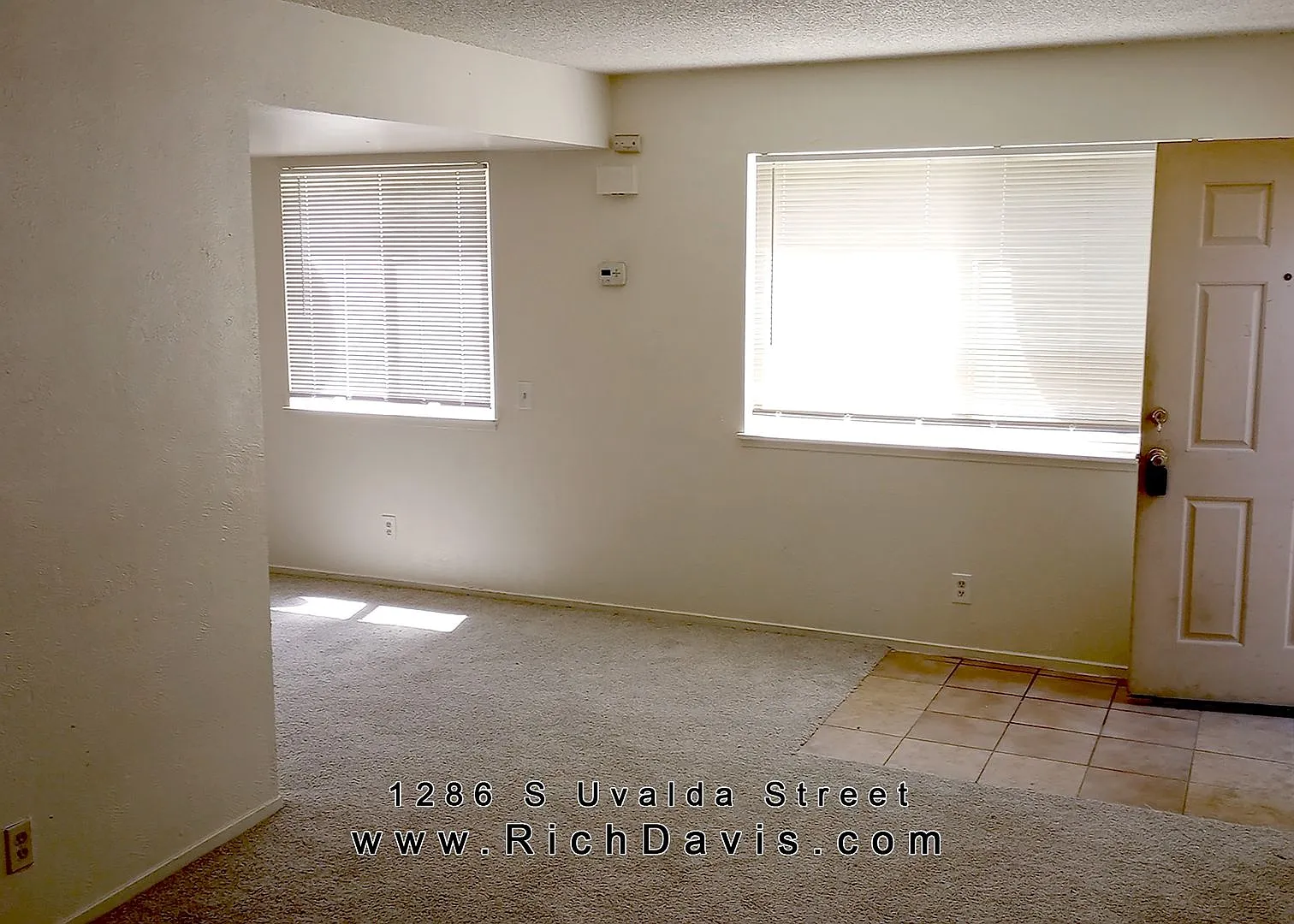2 bed, 1 Bath, 900 sqft with washer/dryer hookups and 1 car garage — Photo 3