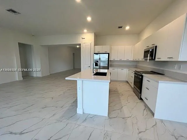 4 bed, 3.0 bath, $6,000 — Photo 4