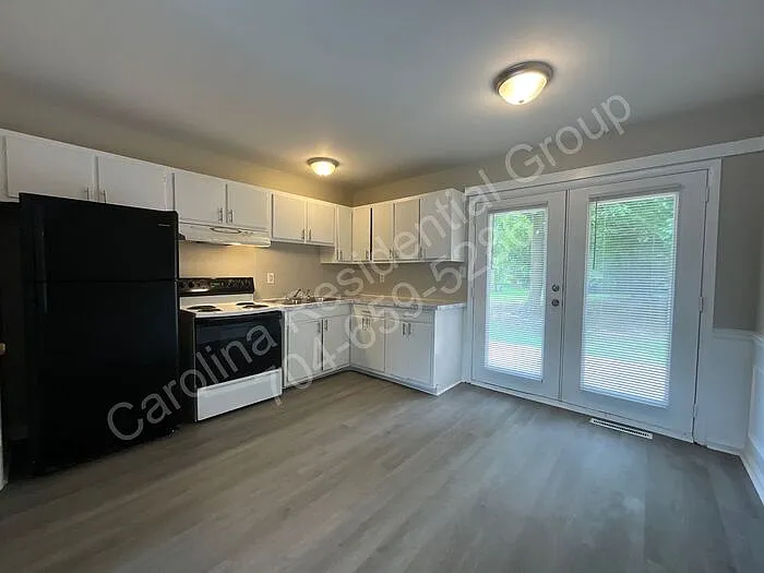 4928 Malibu Dr — Photo 6