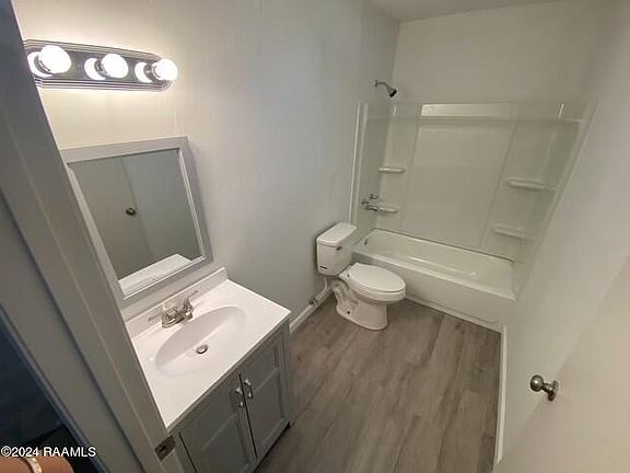 5th image of 391 W Railroad St