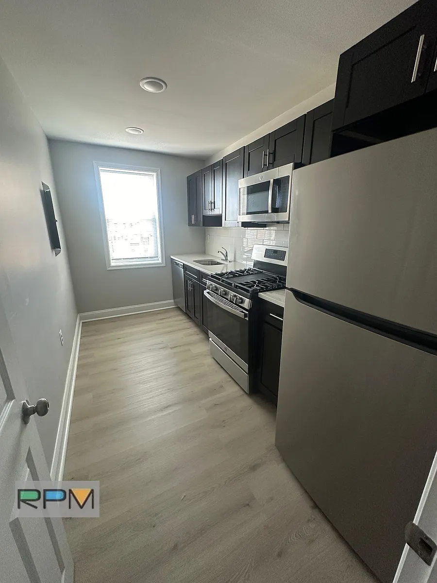 Building Photo - 2939 Yorkway #2