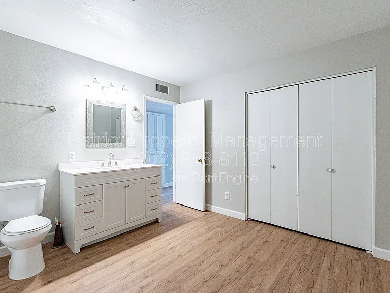 110 W Seldon Ln — Photo 36