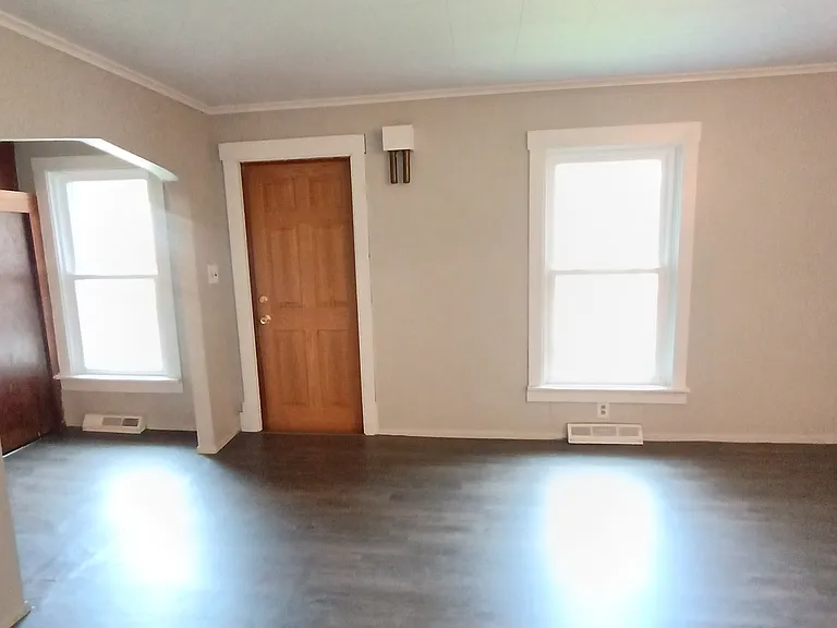 1445 W 7th St — Photo 3