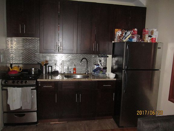 2nd image of 1035 Union St APT 3