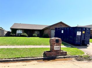 1344 NW 9th St, Moore, OK 73170