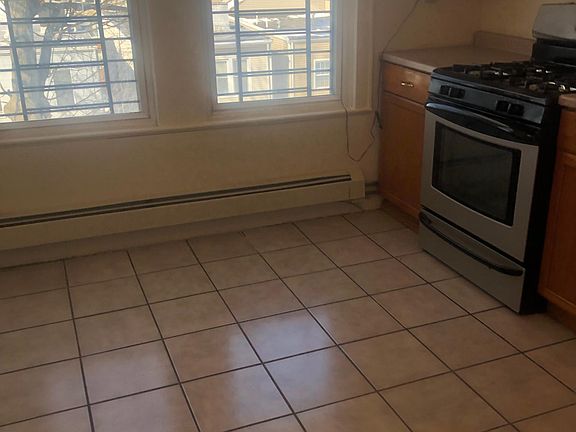 4th image of 27 Romaine Ave