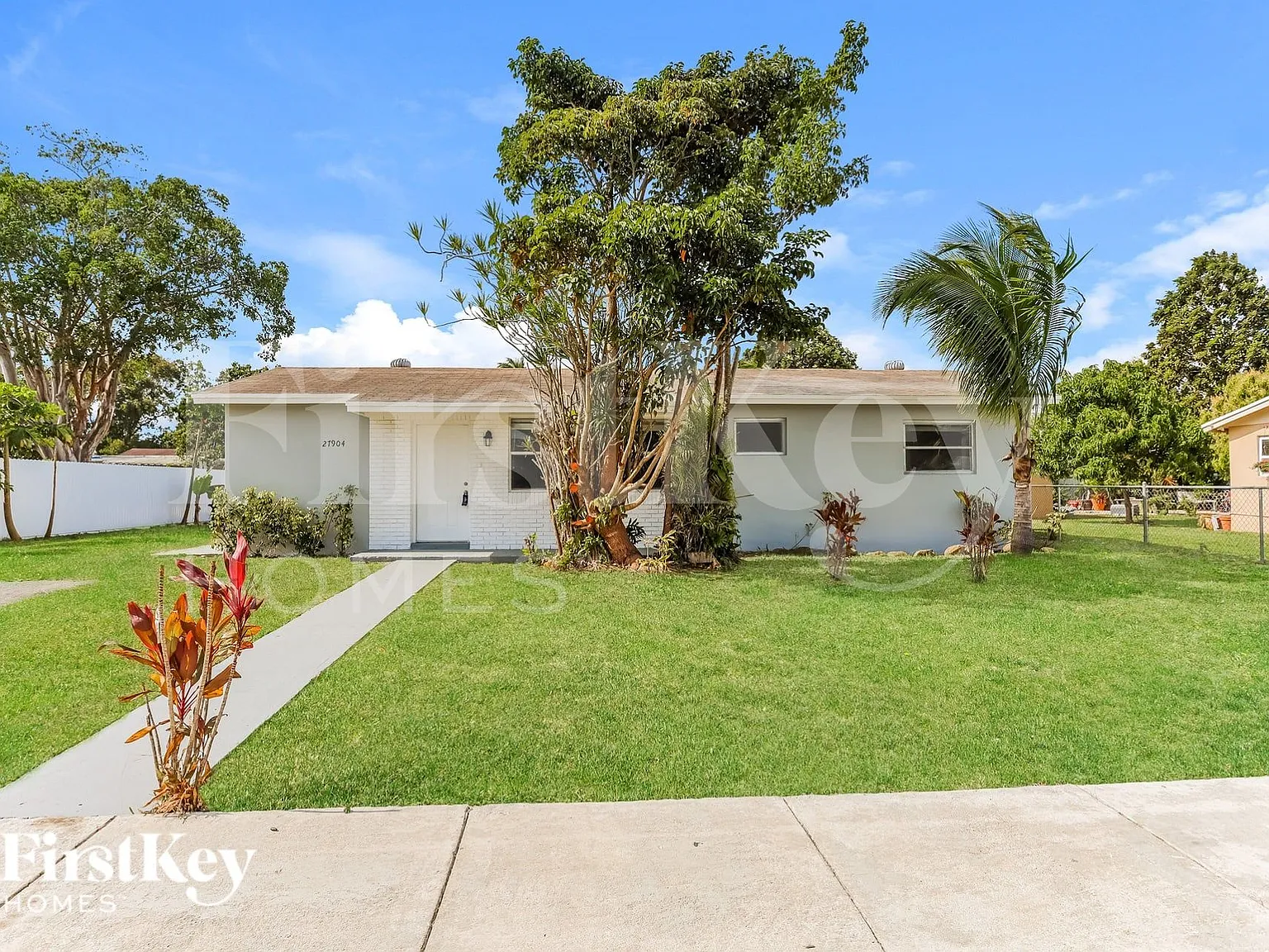 3 bed, 2.0 bath, 1724 sqft, $3,320 — Photo 2