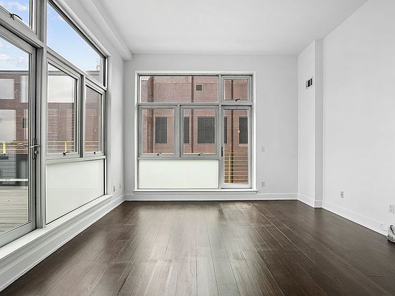 3rd image of 390 Lorimer St APT 4E
