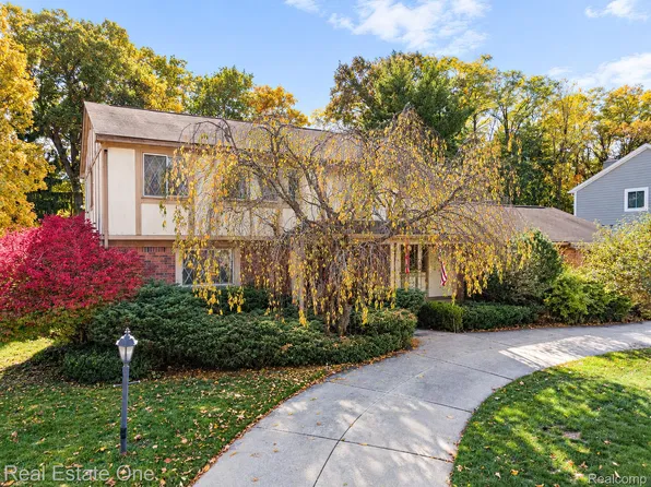 2631 Fox Chase Rd, Troy, MI 48098