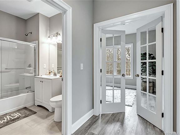 5th image of 309 Bridgeport Ave #207