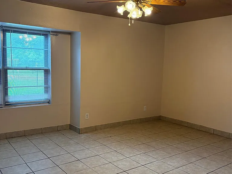 415 Zinn Dr — Photo 5